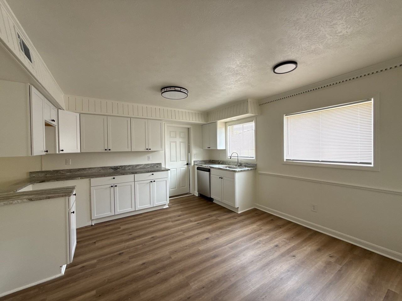 5921 Norton St - Photo 5 of 14