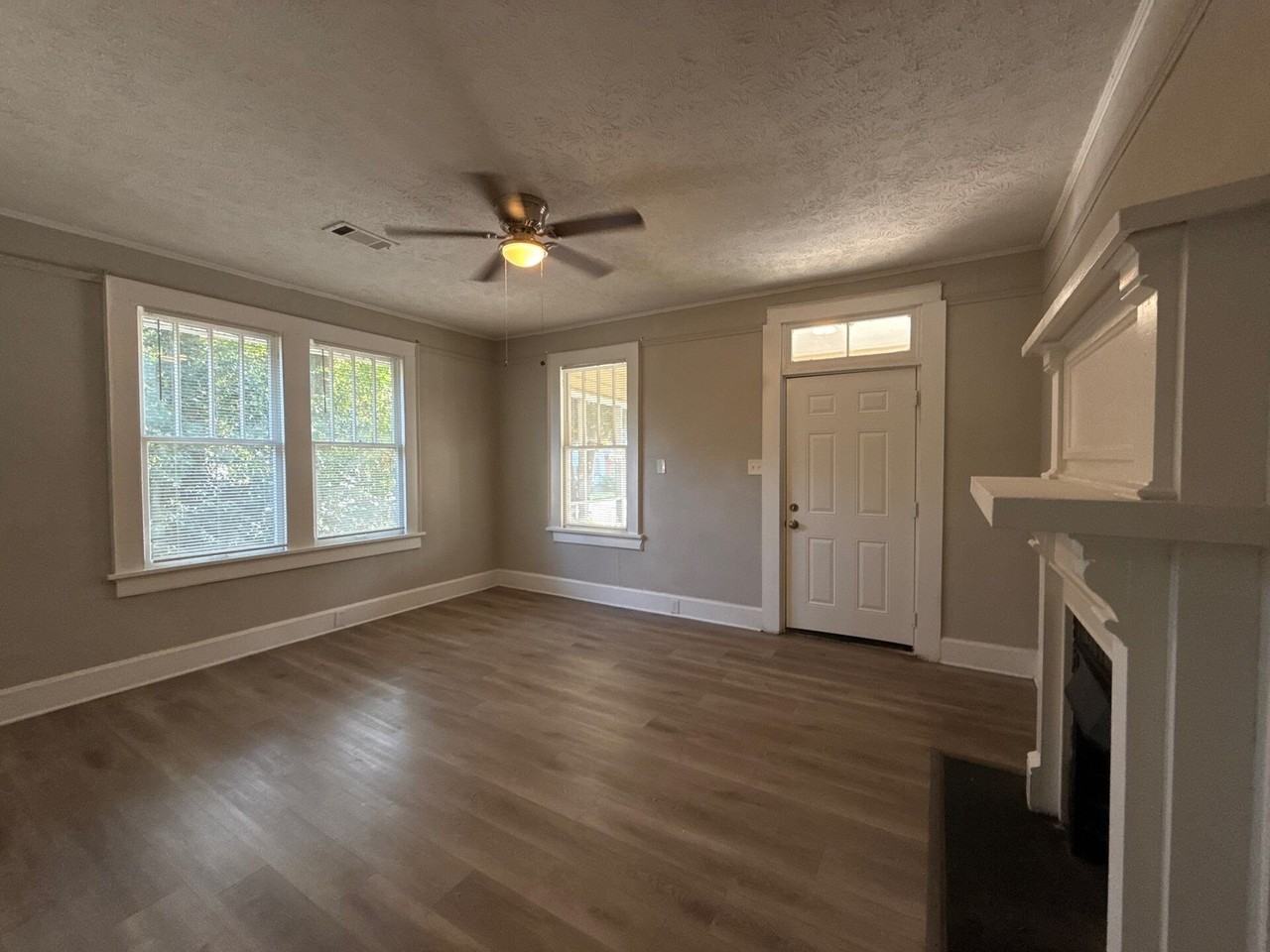 953 Henry Ave - Photo 5 of 15