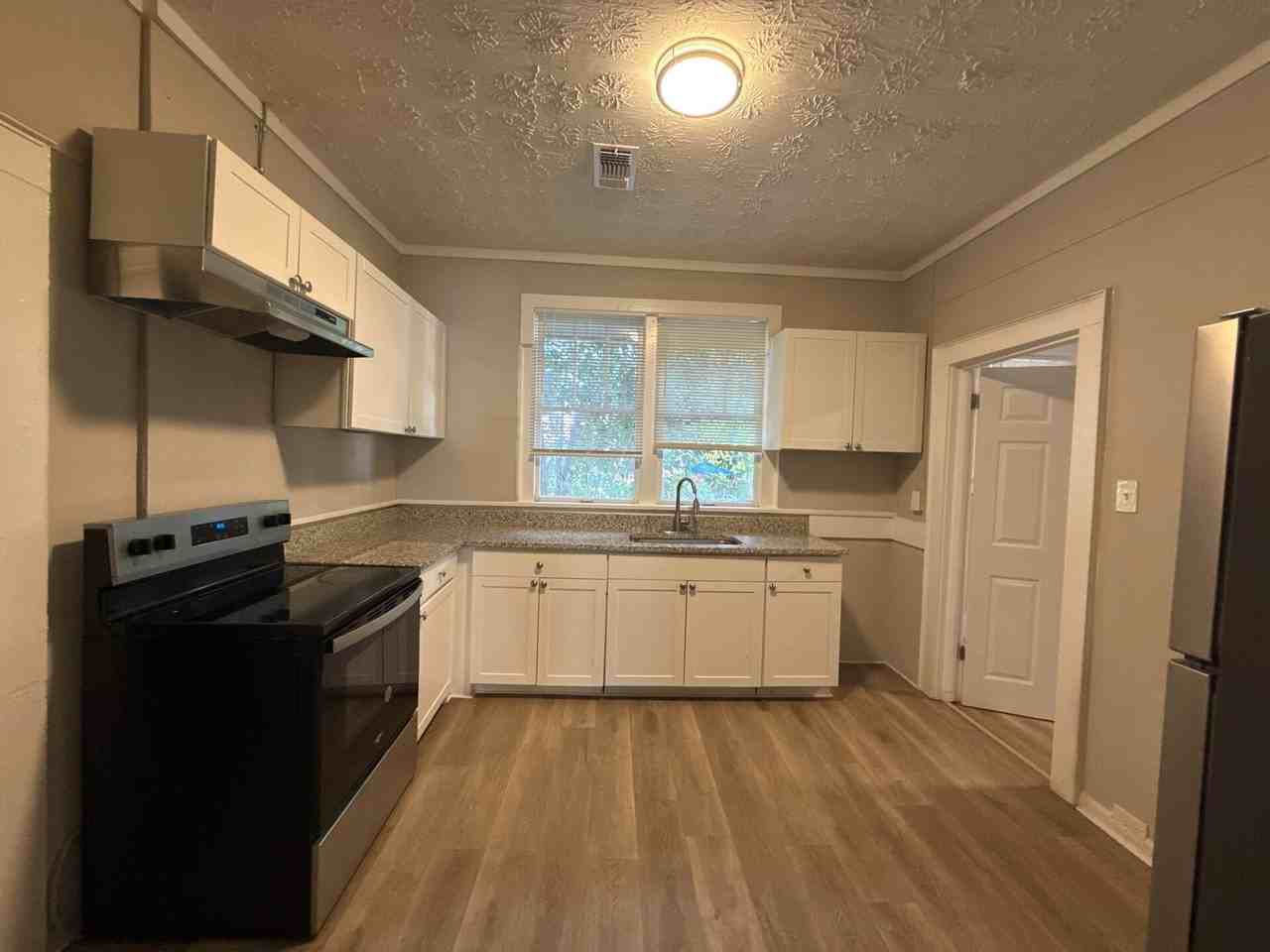 953 Henry Ave - Photo 6 of 15