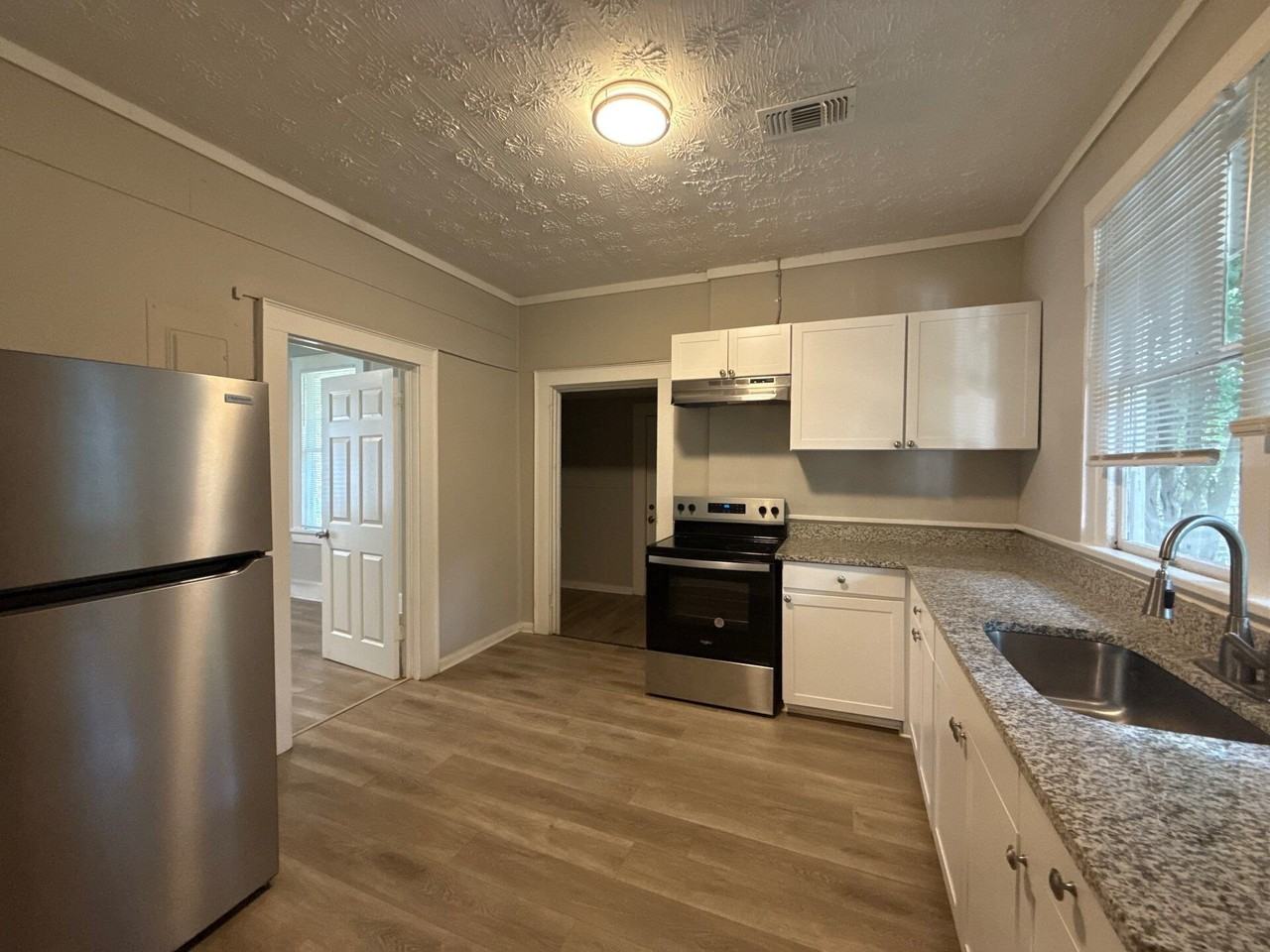 953 Henry Ave - Photo 7 of 15