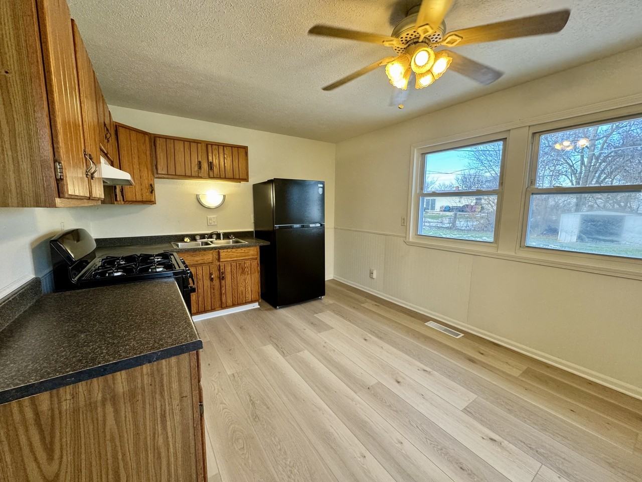 708 Maumee Dr - Photo 2 of 7