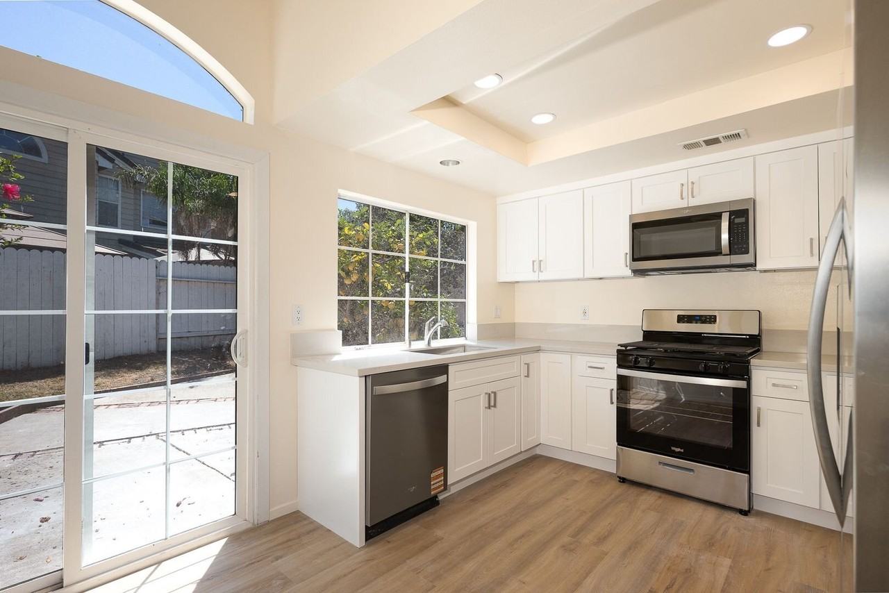 2510 Seadrift Ct - Photo 3 of 27