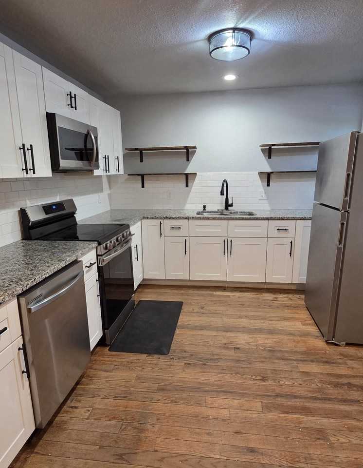 2001 N Lincoln Ave - Photo 5 of 14