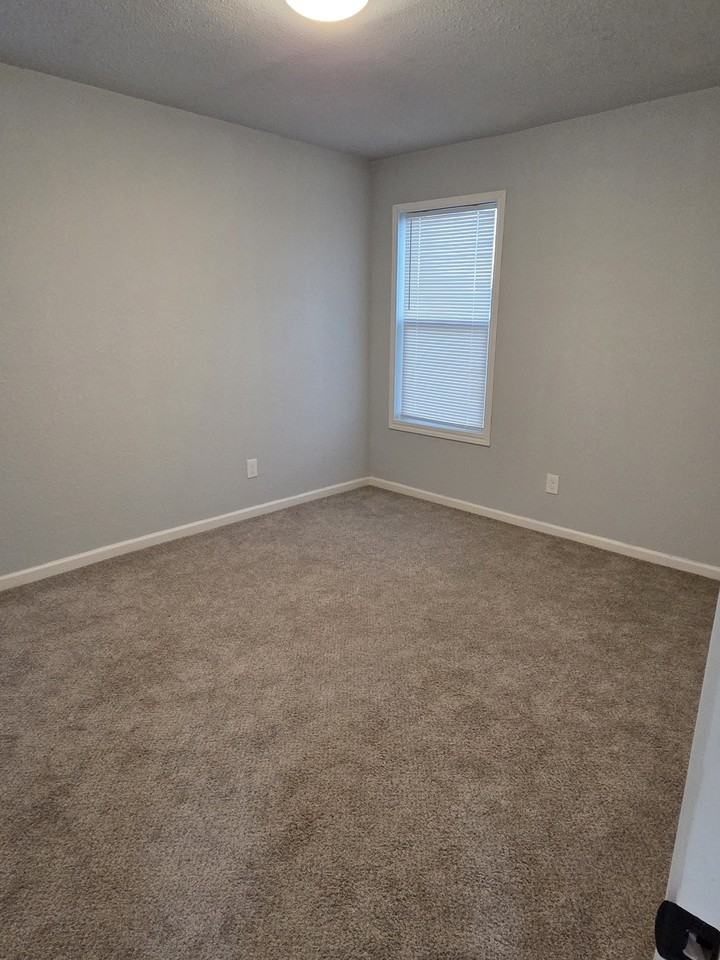 2001 N Lincoln Ave - Photo 4 of 14