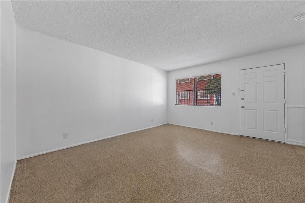 521 S Maryland Pkwy Apt A16 #A16 - Photo 5 of 14