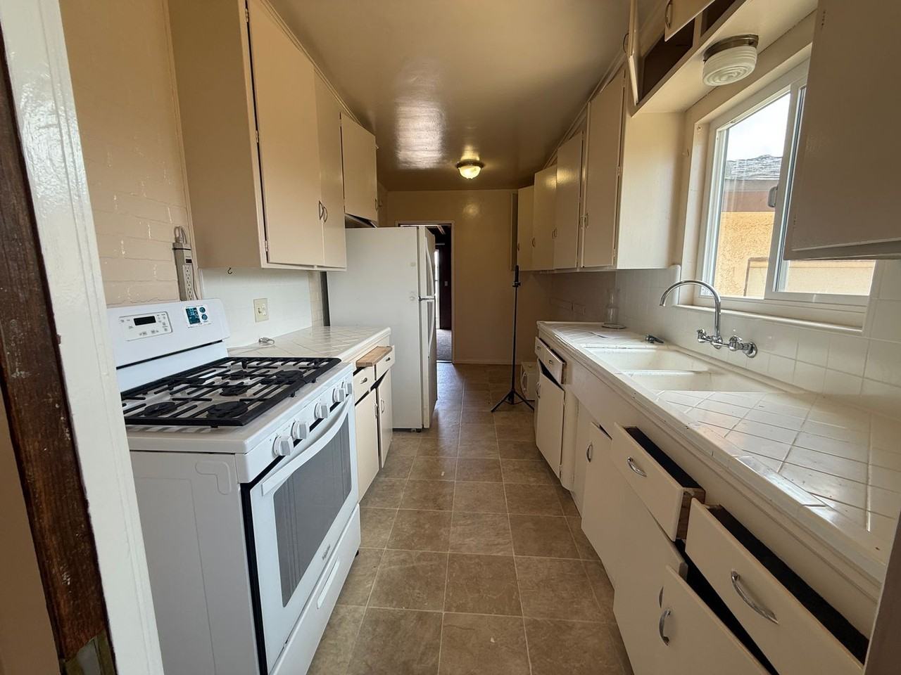 779 Corvina St - Photo 6 of 27