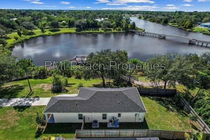 5032 Se Flounder Ave - Photo 3 of 18