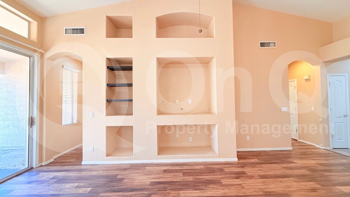 7062 W Pontiac Dr - Photo 5 of 24