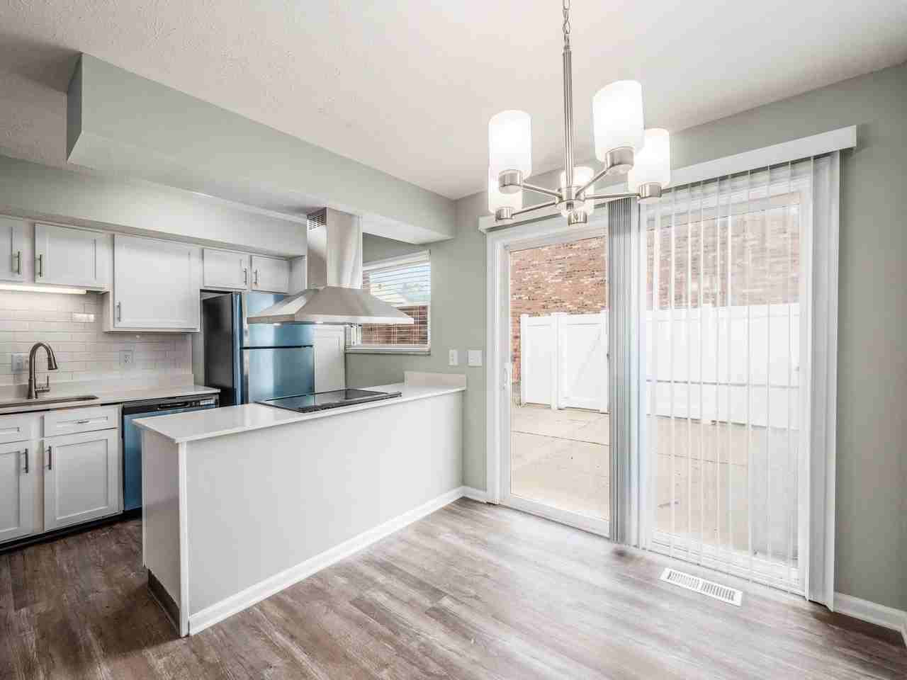 1054 Westborough Drive West - Photo 7 of 31