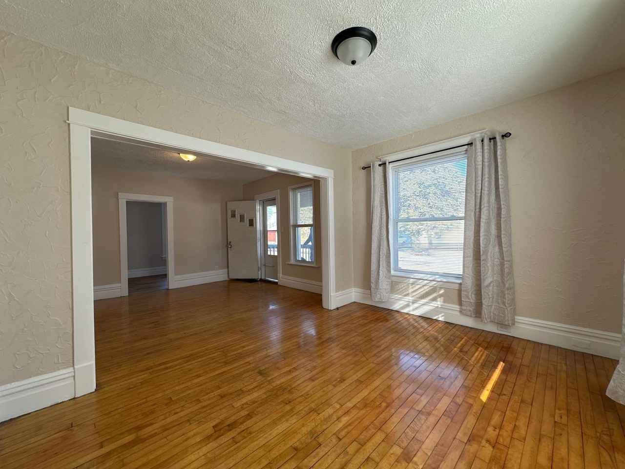 2550 Crozier Ave - Photo 4 of 18