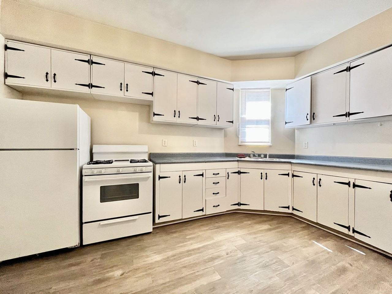 1133 3rd St #3 - Photo 3 of 12