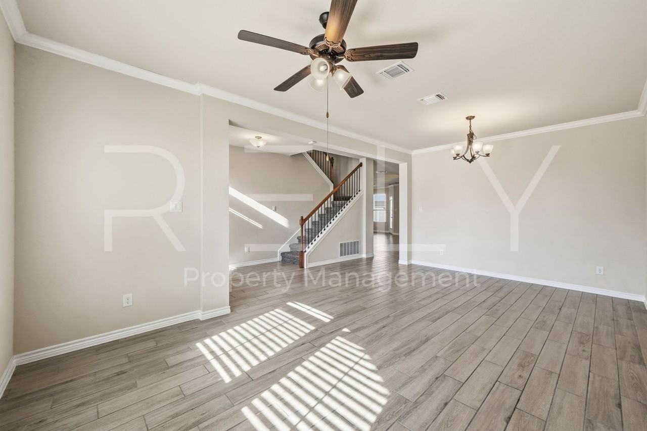 2512 Arno St - Photo 5 of 50