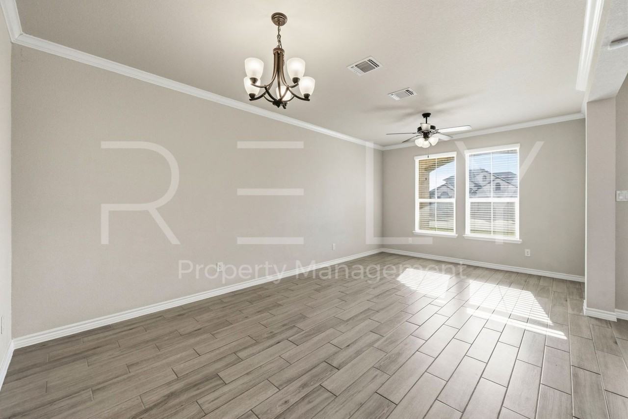 2512 Arno St - Photo 6 of 50