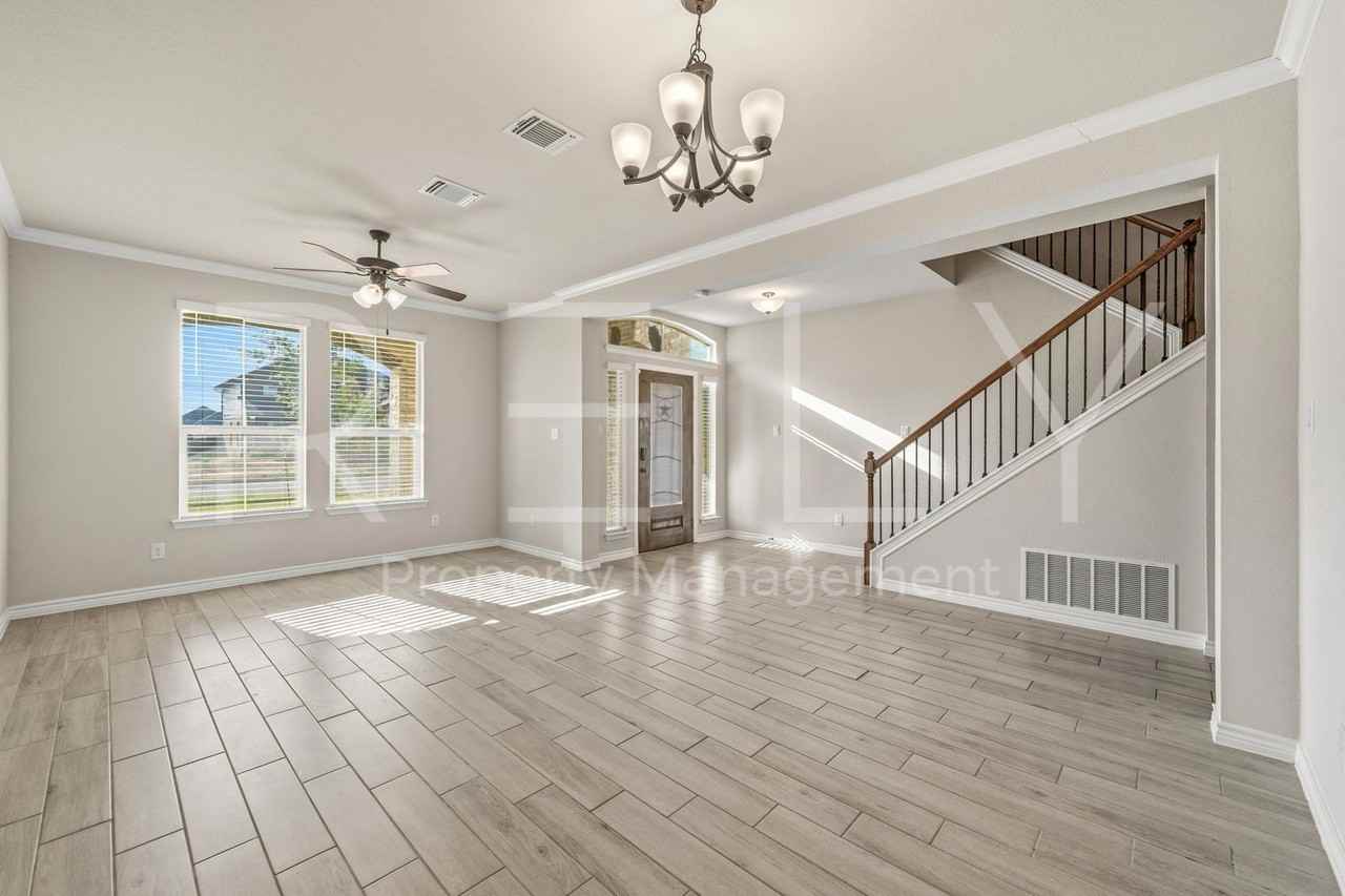 2512 Arno St - Photo 7 of 50