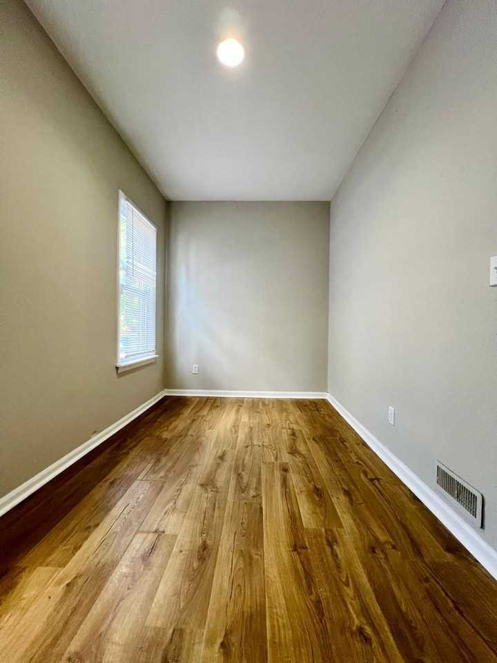 708 Elizabeth St - Photo 6 of 20