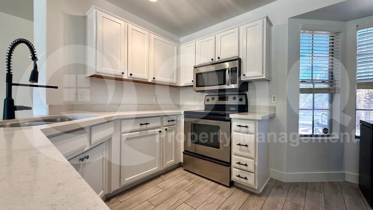 3961 W Saragosa St - Photo 4 of 23