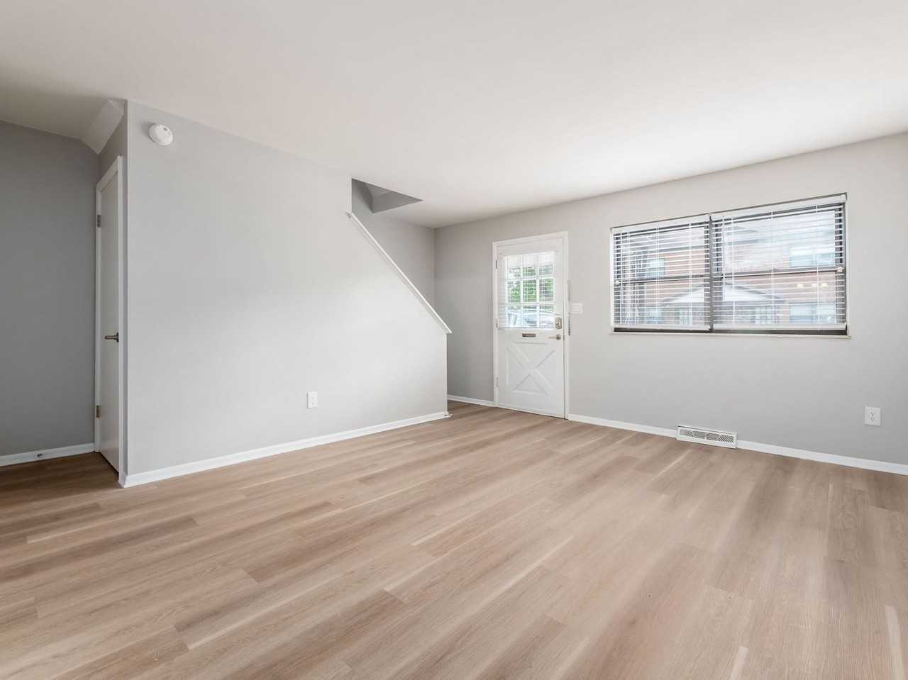 95 Illinois Ave - Photo 3 of 20