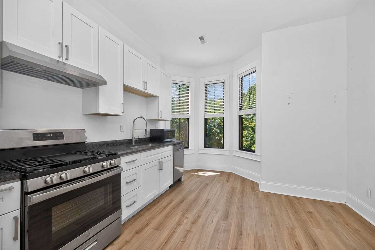 323 Park Ave - Photo 2 of 30