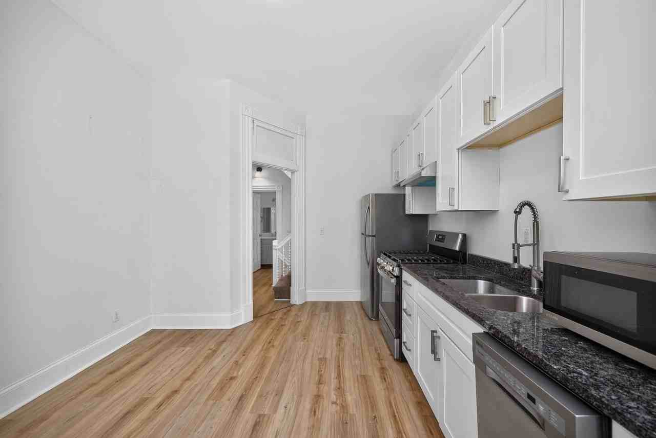 323 Park Ave - Photo 3 of 30