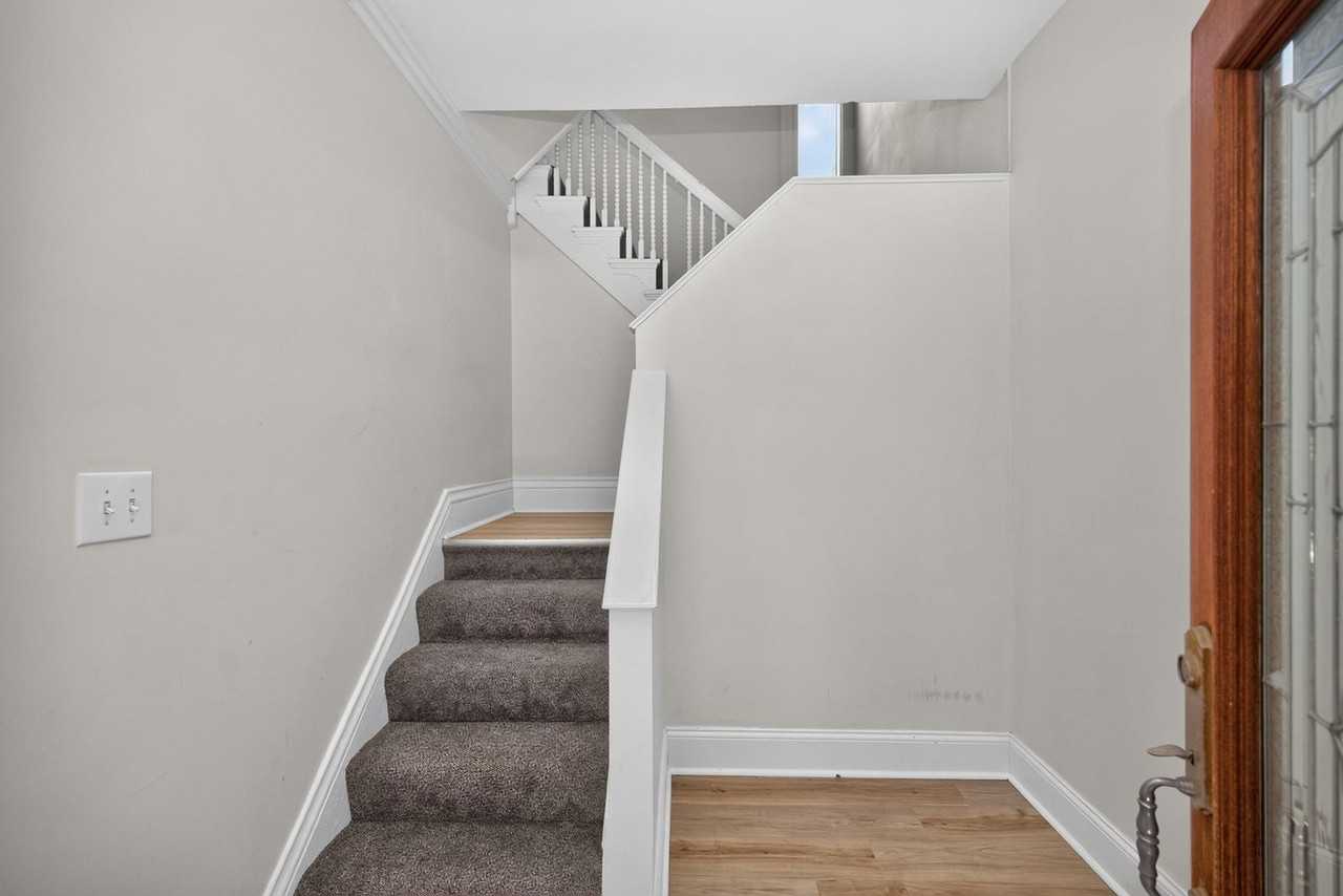 323 Park Ave - Photo 5 of 30