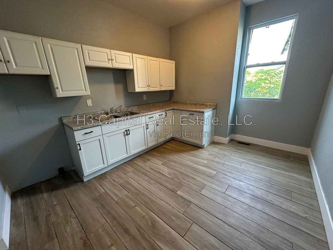 821 Alby St #B - Photo 3 of 10
