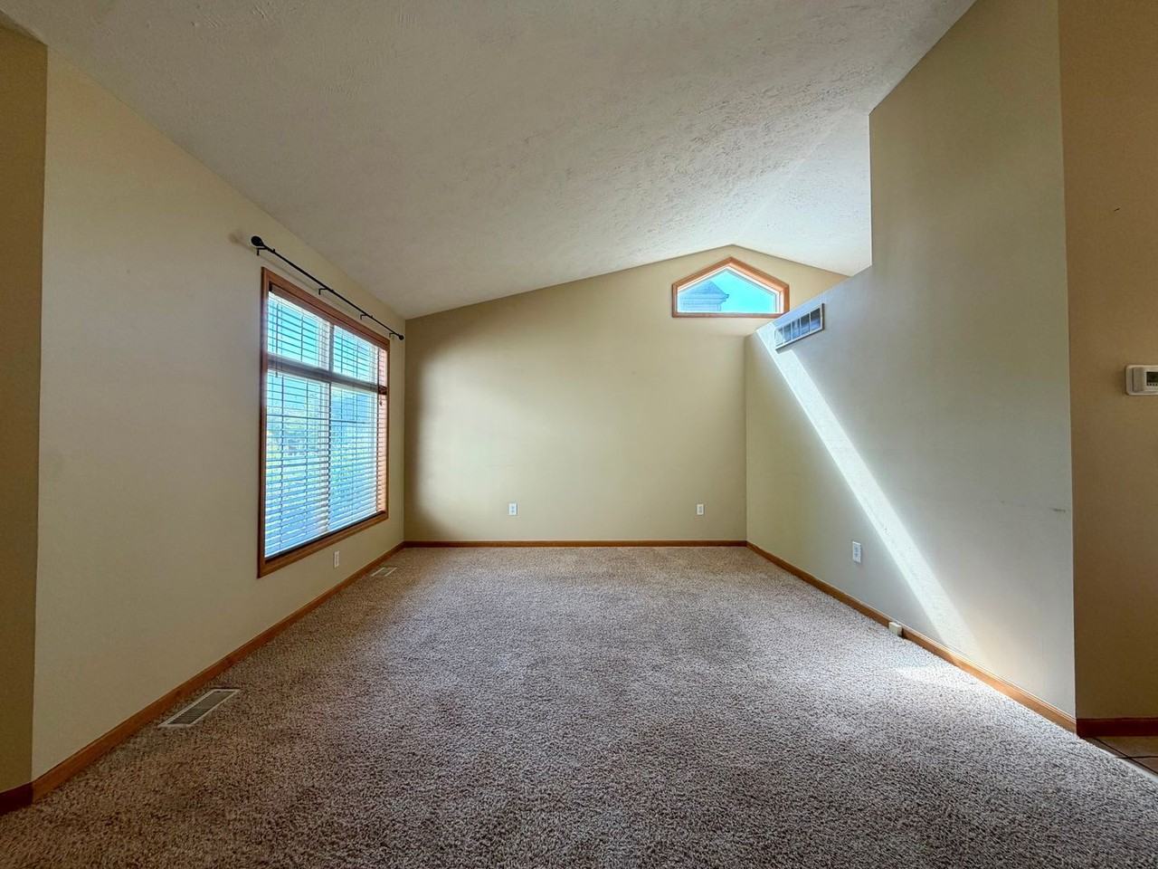 5653 E Grove Dr Se - Photo 5 of 28