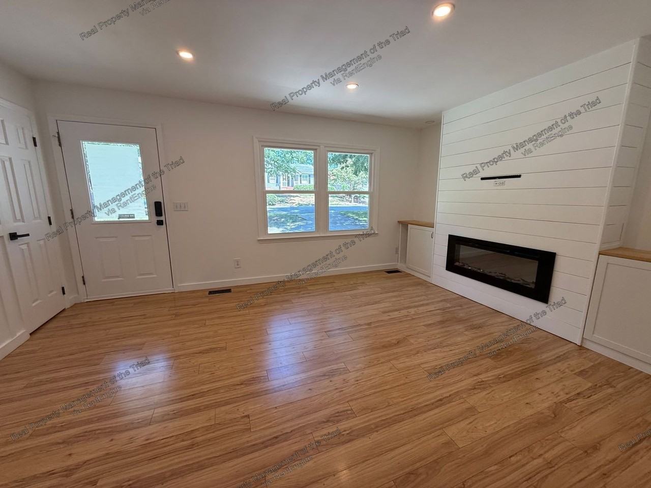 2707 Stratford Dr - Photo 3 of 20