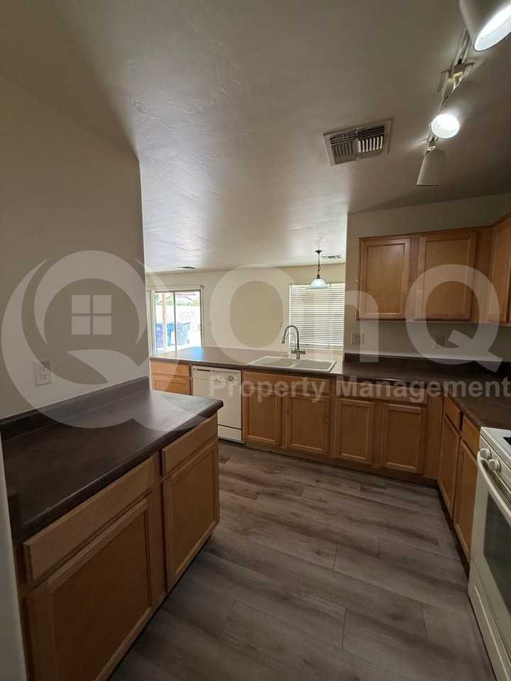 9984 E Emberwood Dr - Photo 5 of 50
