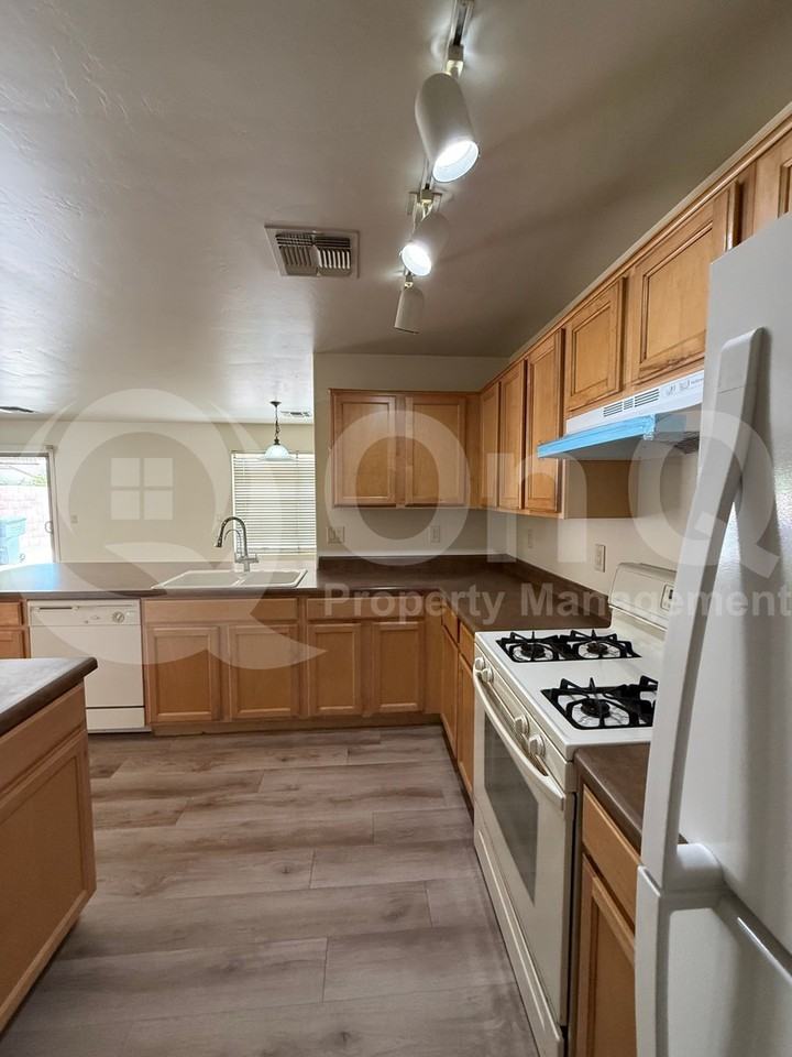 9984 E Emberwood Dr - Photo 6 of 50