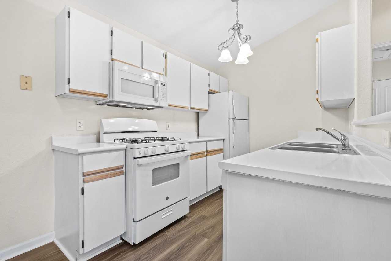 1101 Linden Ln #917 - Photo 2 of 12