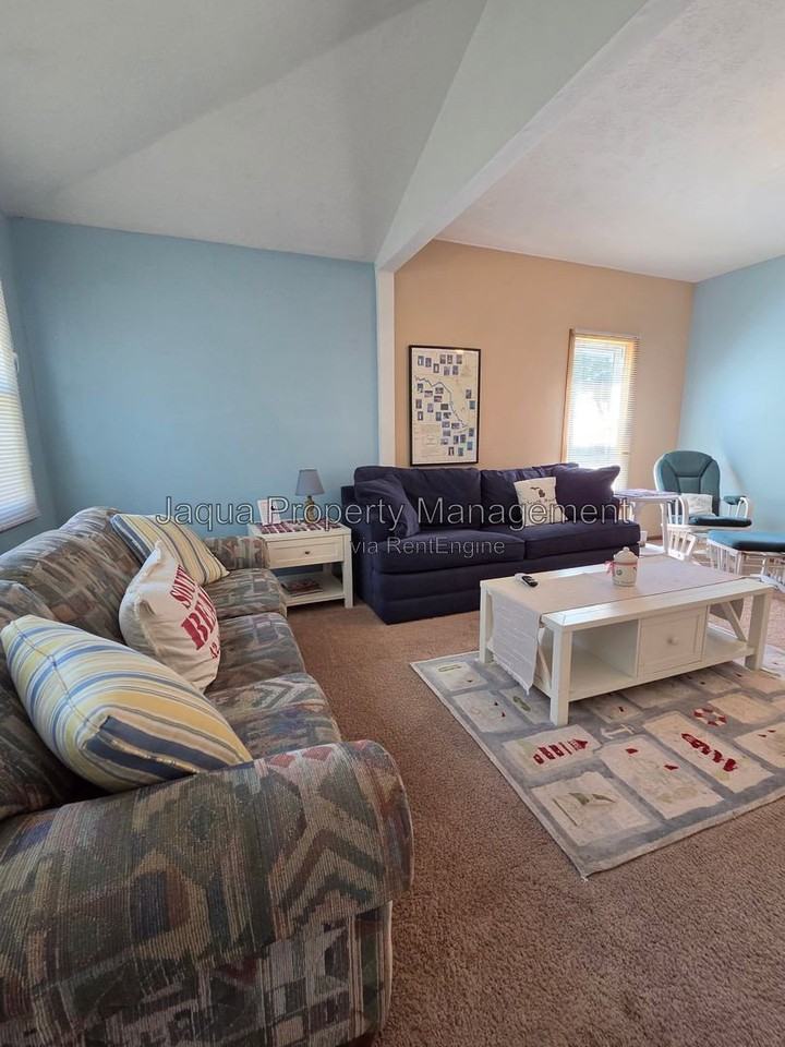 570 Maple St - Photo 2 of 14