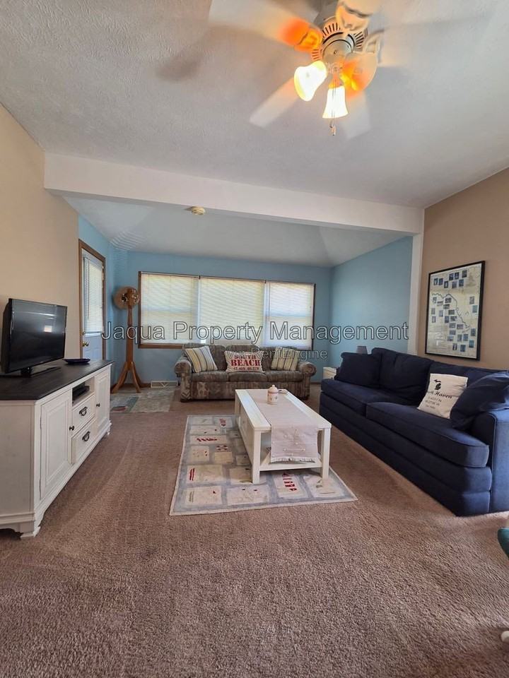 570 Maple St - Photo 3 of 14