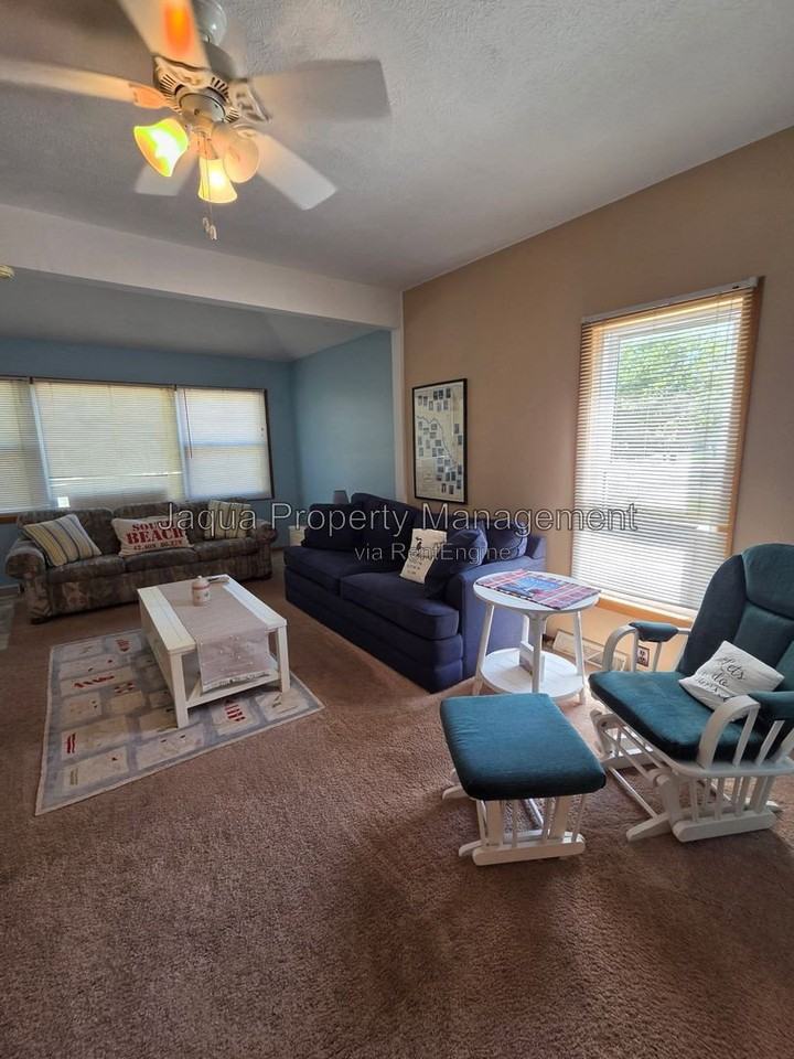 570 Maple St - Photo 4 of 14