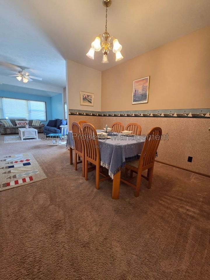 570 Maple St - Photo 5 of 14