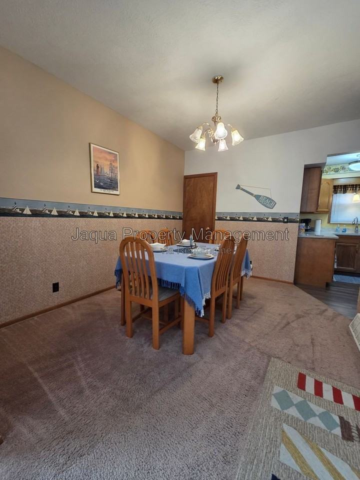 570 Maple St - Photo 6 of 14