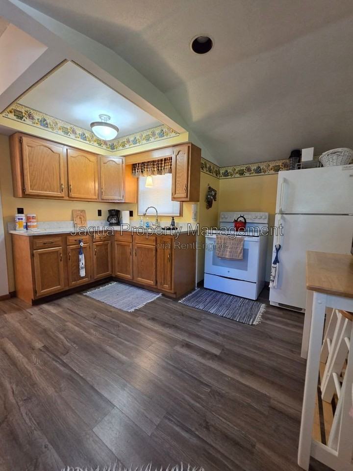 570 Maple St - Photo 7 of 14