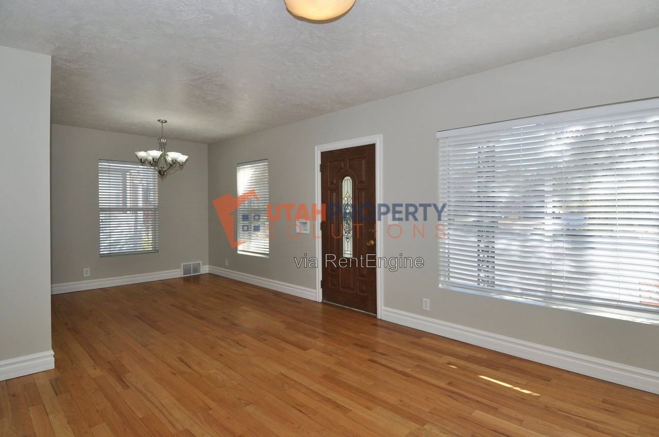 1577 E Glen Arbor St - Photo 3 of 25