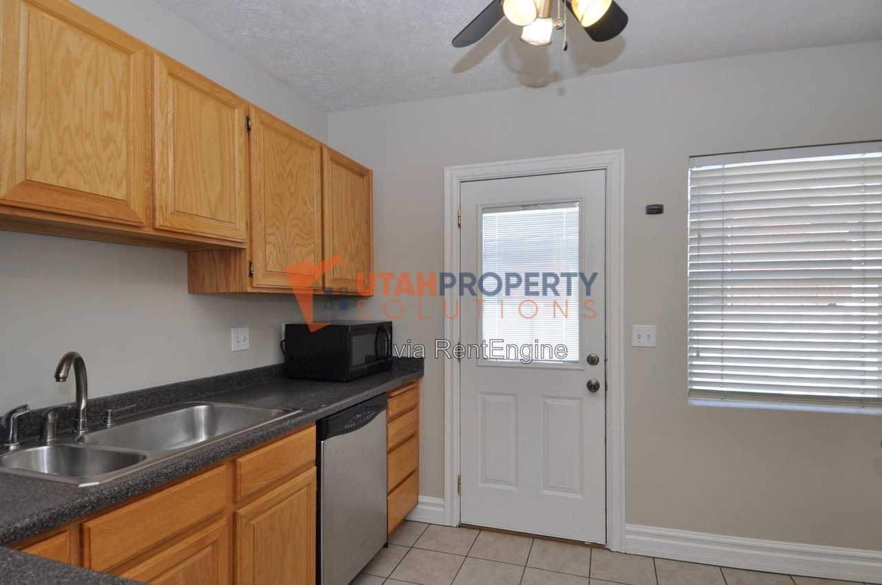 1577 E Glen Arbor St - Photo 7 of 25