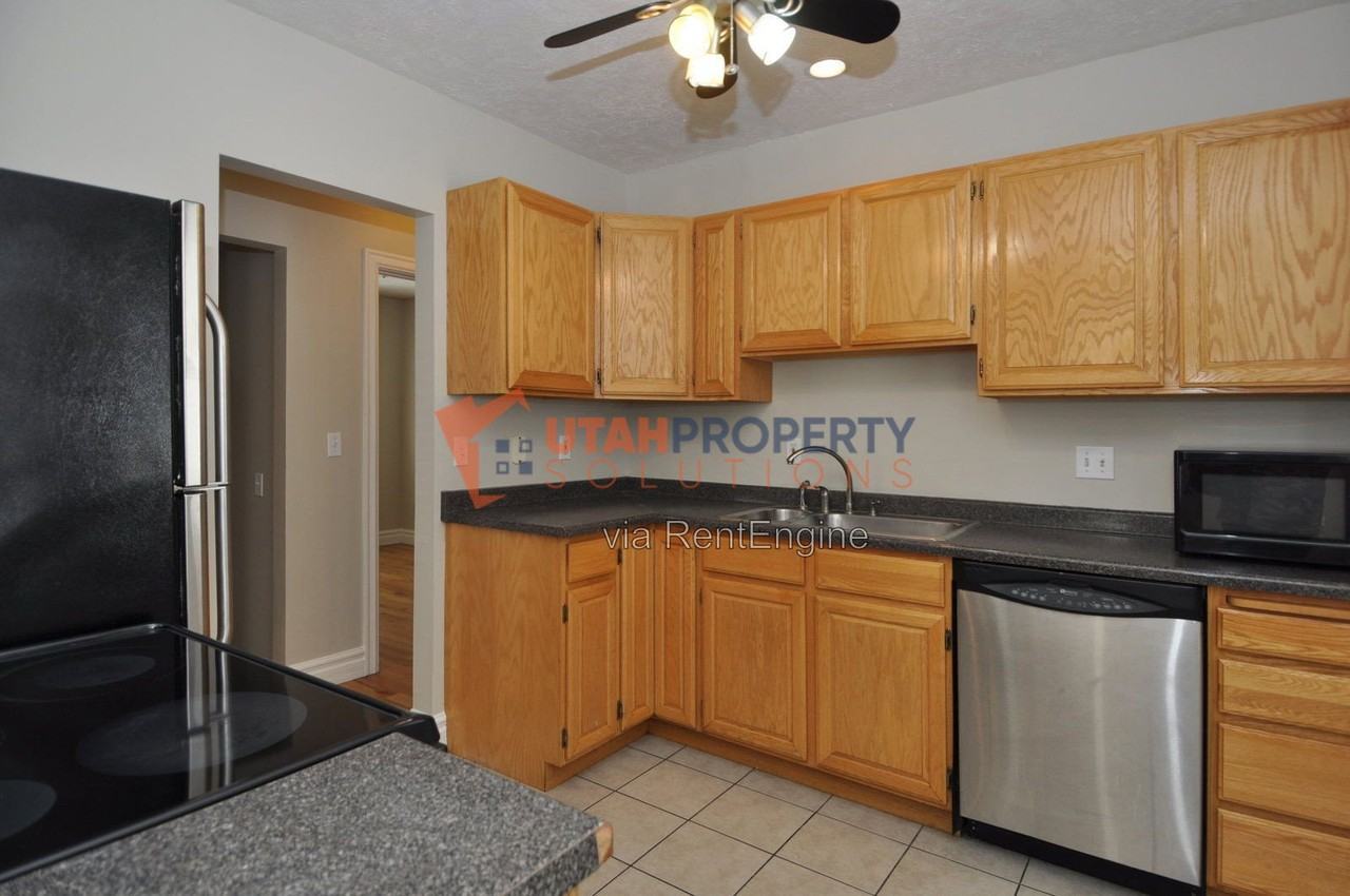 1577 E Glen Arbor St - Photo 7 of 24