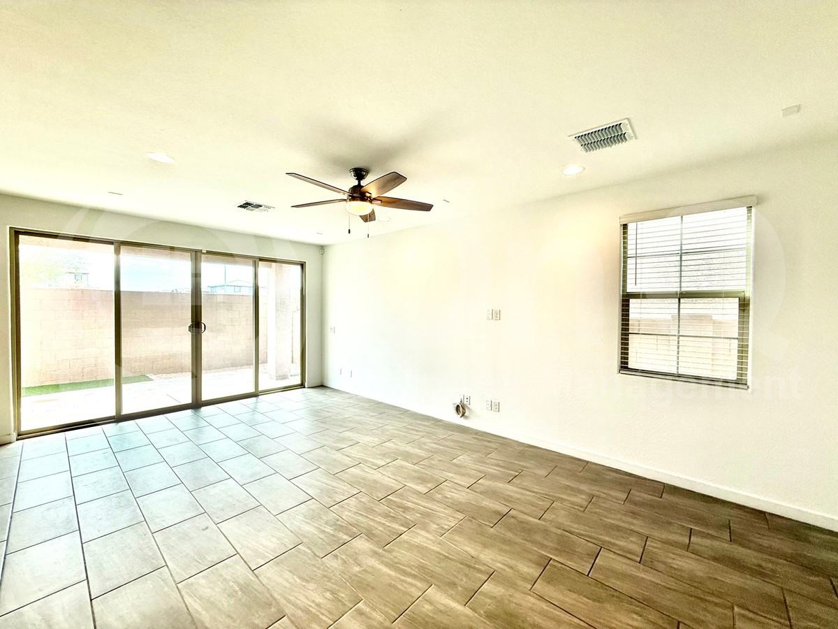 9923 E Tillman Ave - Photo 5 of 26