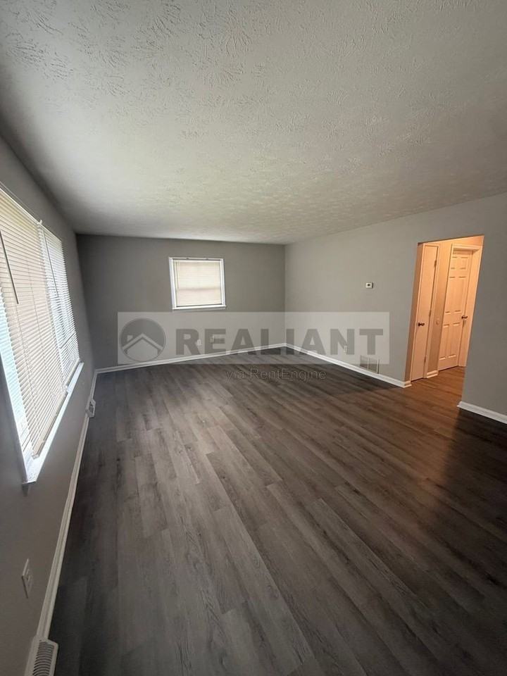 1684 Hill View Pl - Photo 3 of 15