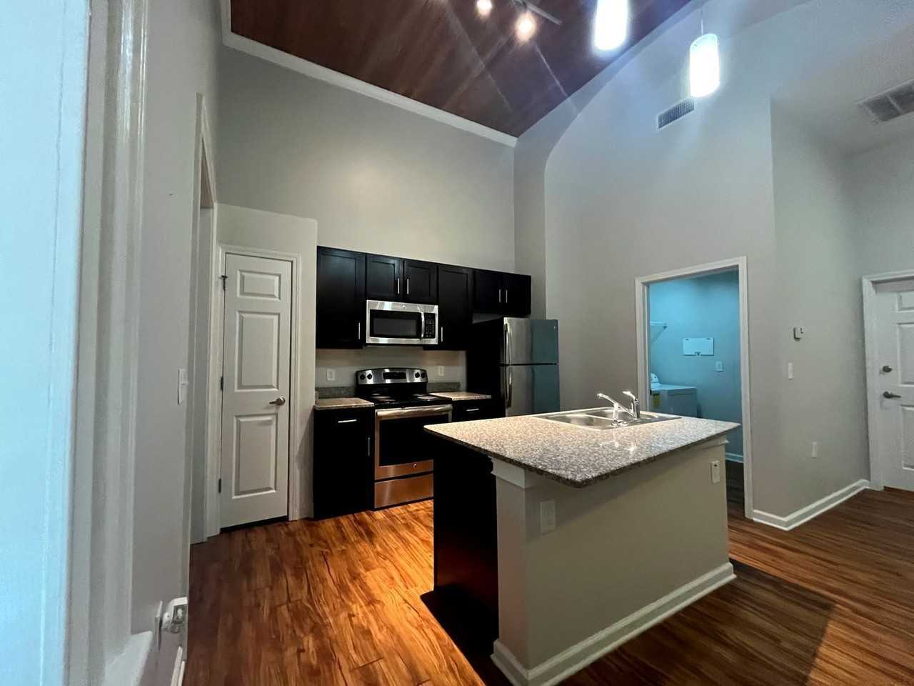 466 Poplar St #2 - Photo 5 of 16