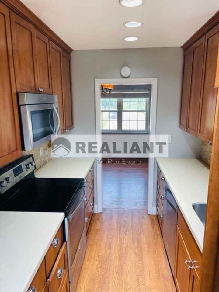 433 Center St - Photo 3 of 25