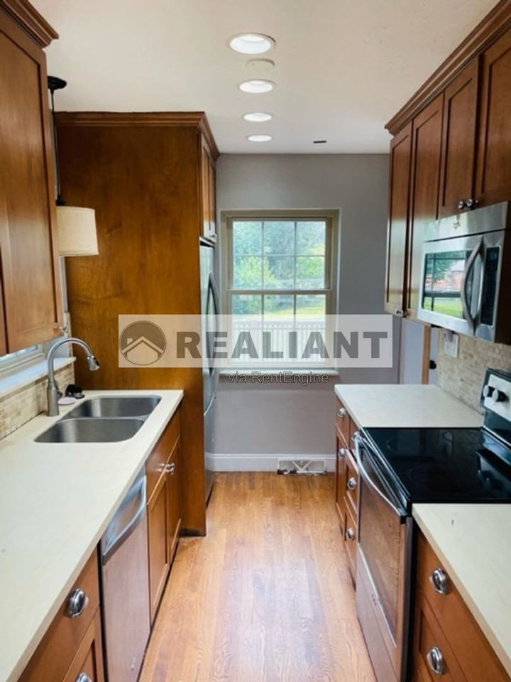 433 Center St - Photo 4 of 25