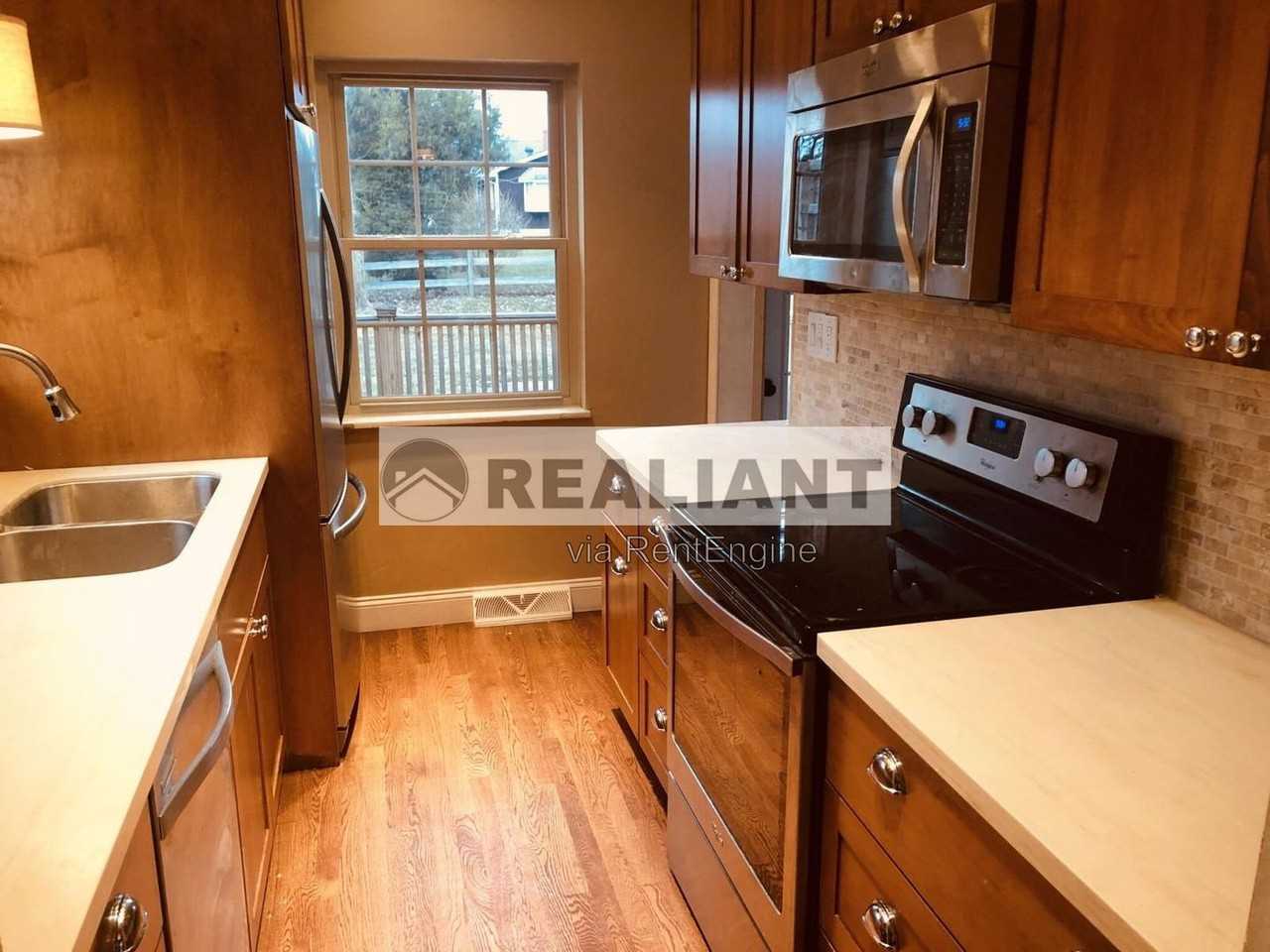 433 Center St - Photo 5 of 25