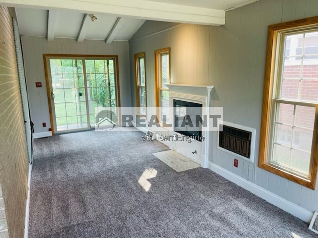 433 Center St - Photo 6 of 25
