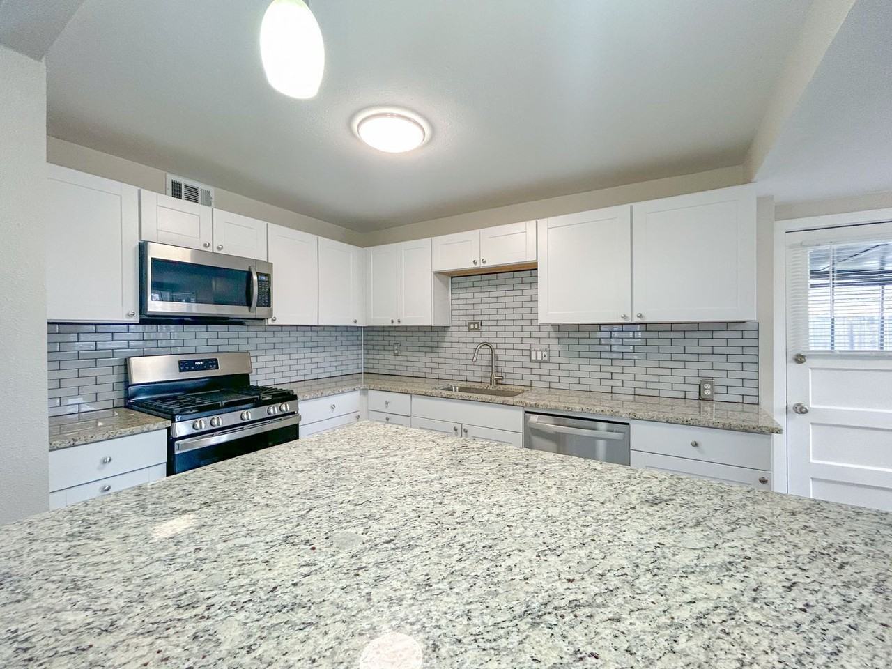 1216 Wheeling St - Photo 3 of 16