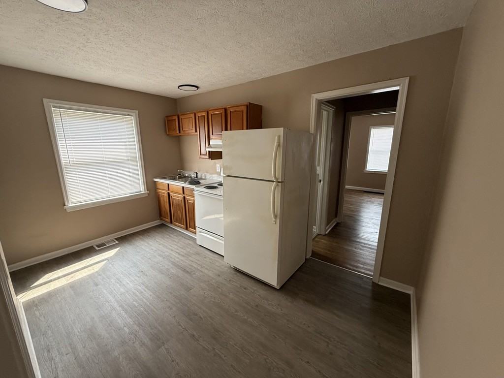 1034 Medford Ave - Photo 4 of 8