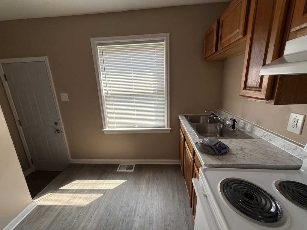 1034 Medford Ave - Photo 5 of 8
