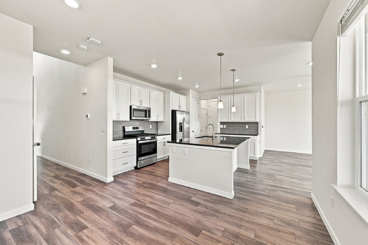 702 176th Ave - Photo 5 of 40